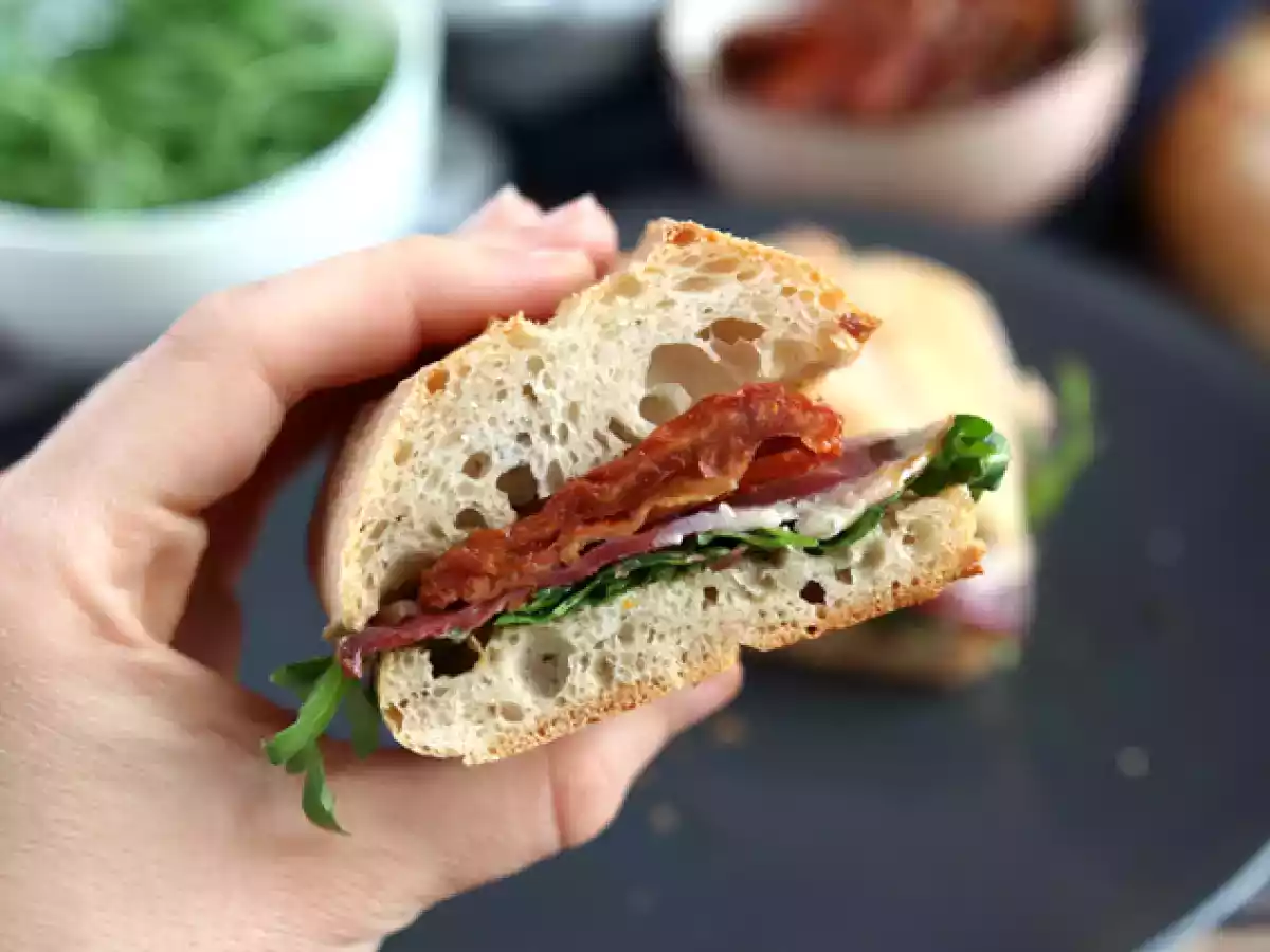 Sanduíche de pato defumado, tomate seco e rúcula. - foto 4
