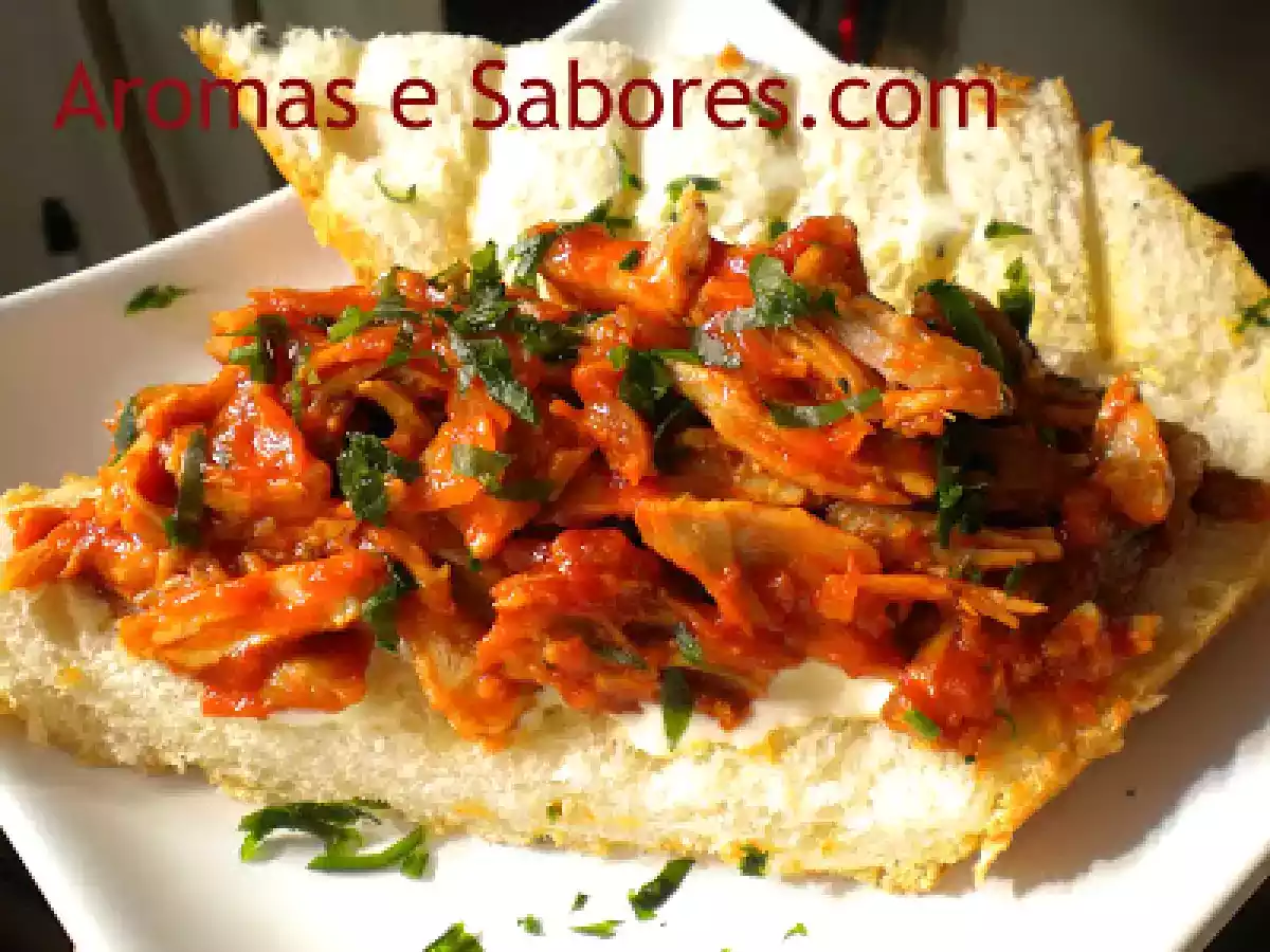 Sanduíche de pernil com molho barbecue