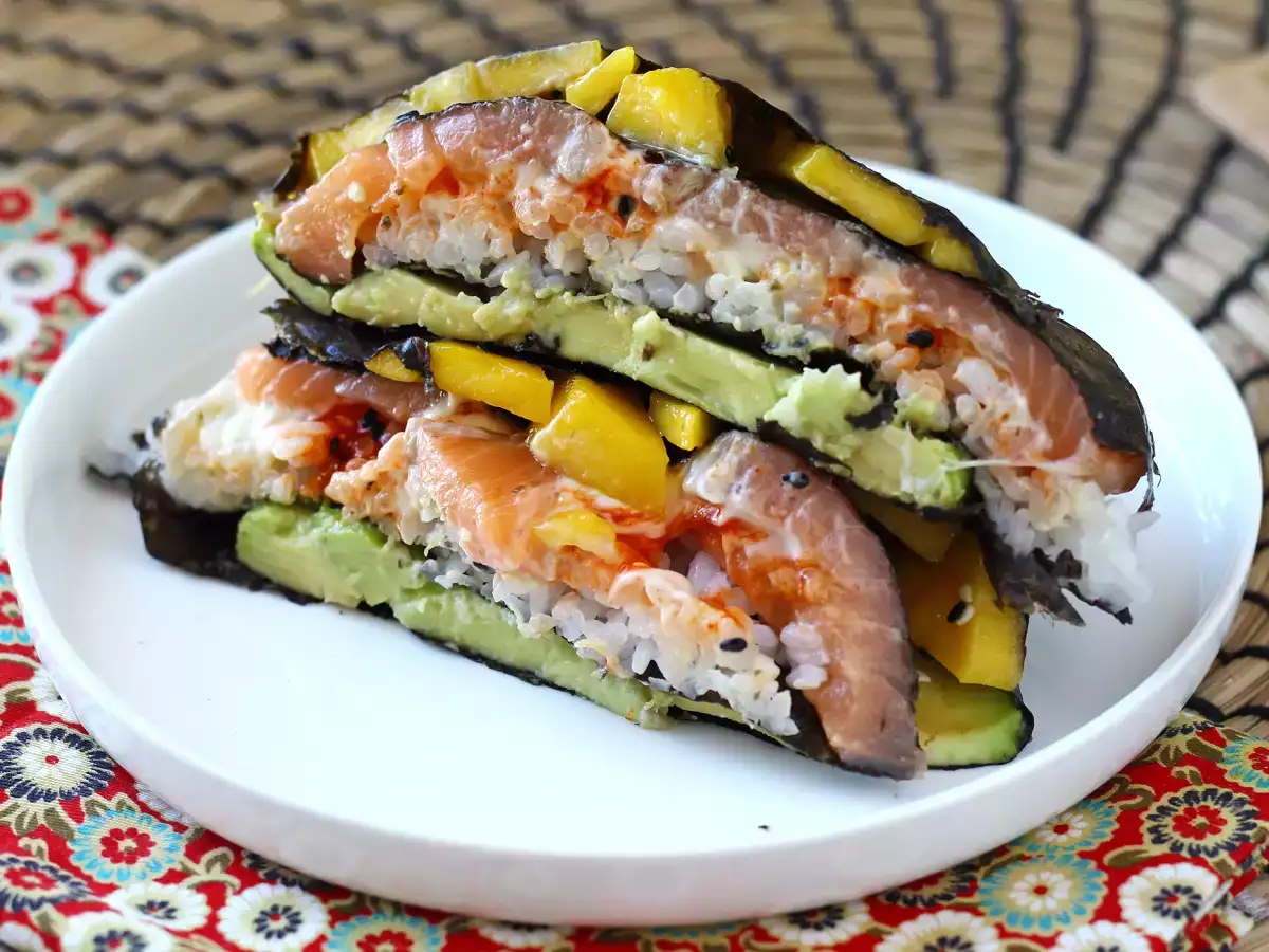 Sanduíche de sushi com salmão, abacate e manga: fresco, original e supergourmet - foto 2