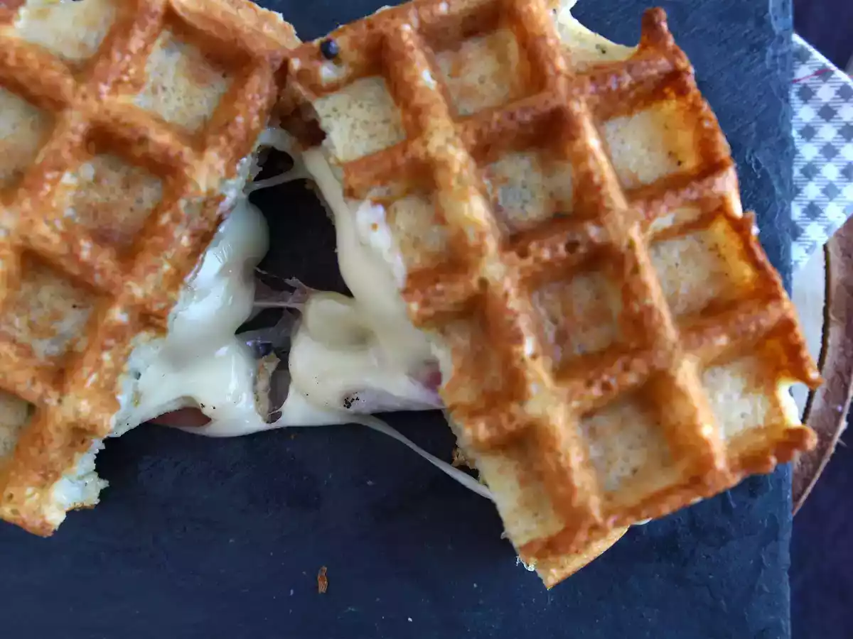 Sanduíche de waffles com batata e queijo - foto 6
