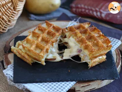 Sanduíche de waffles com batata e queijo