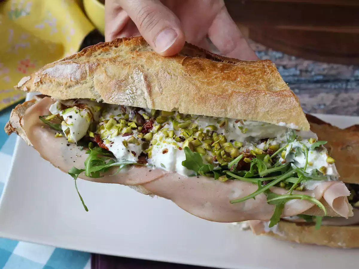 Sanduíche italiano gourmet com mortadela e burrata cremosa