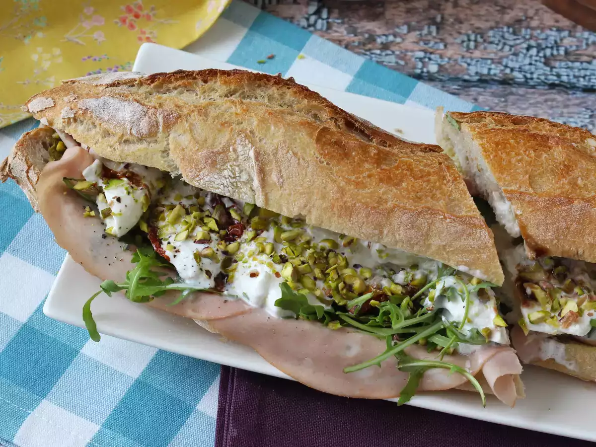 Sanduíche italiano gourmet com mortadela e burrata cremosa - foto 2