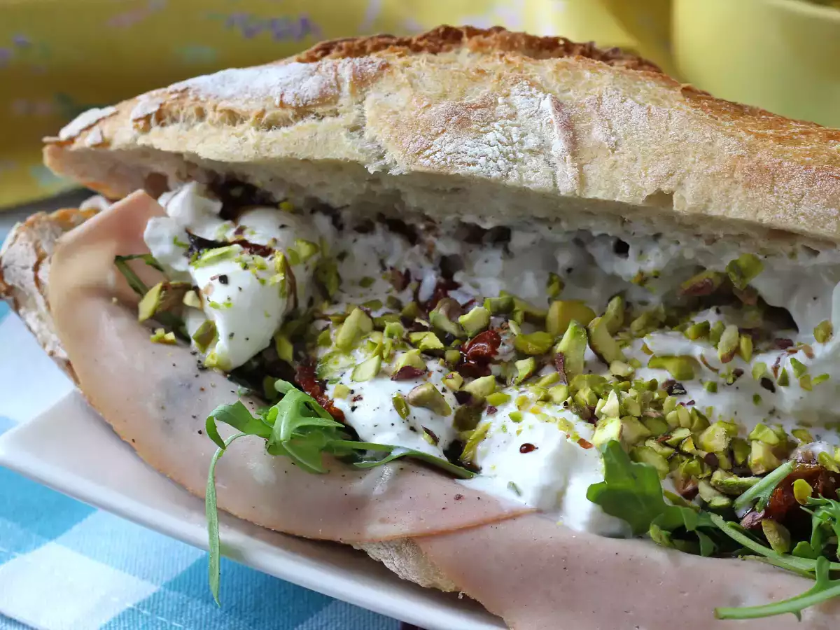 Sanduíche italiano gourmet com mortadela e burrata cremosa - foto 3