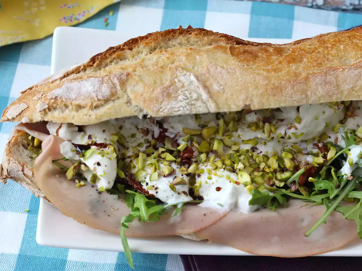 Sanduíche italiano gourmet com mortadela e burrata cremosa - foto 4