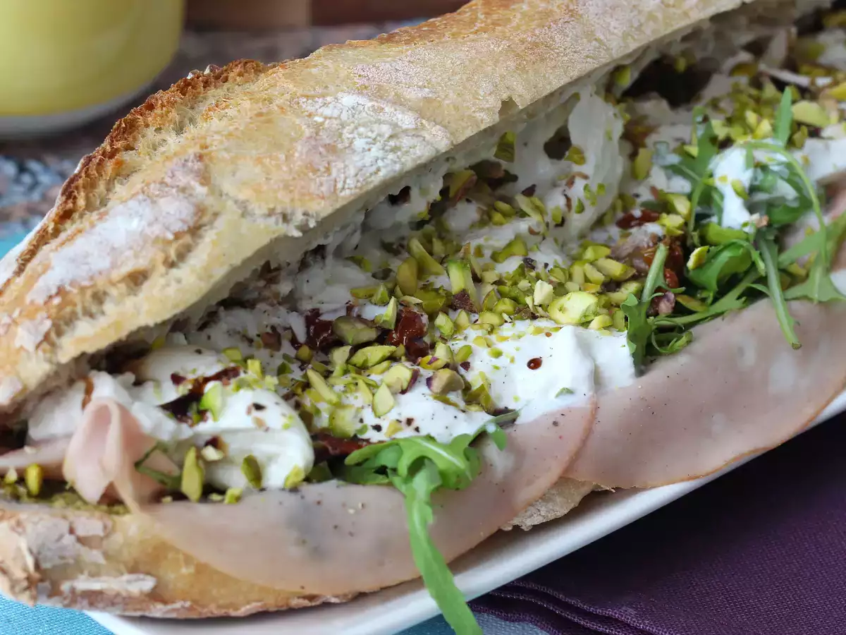 Sanduíche italiano gourmet com mortadela e burrata cremosa - foto 5