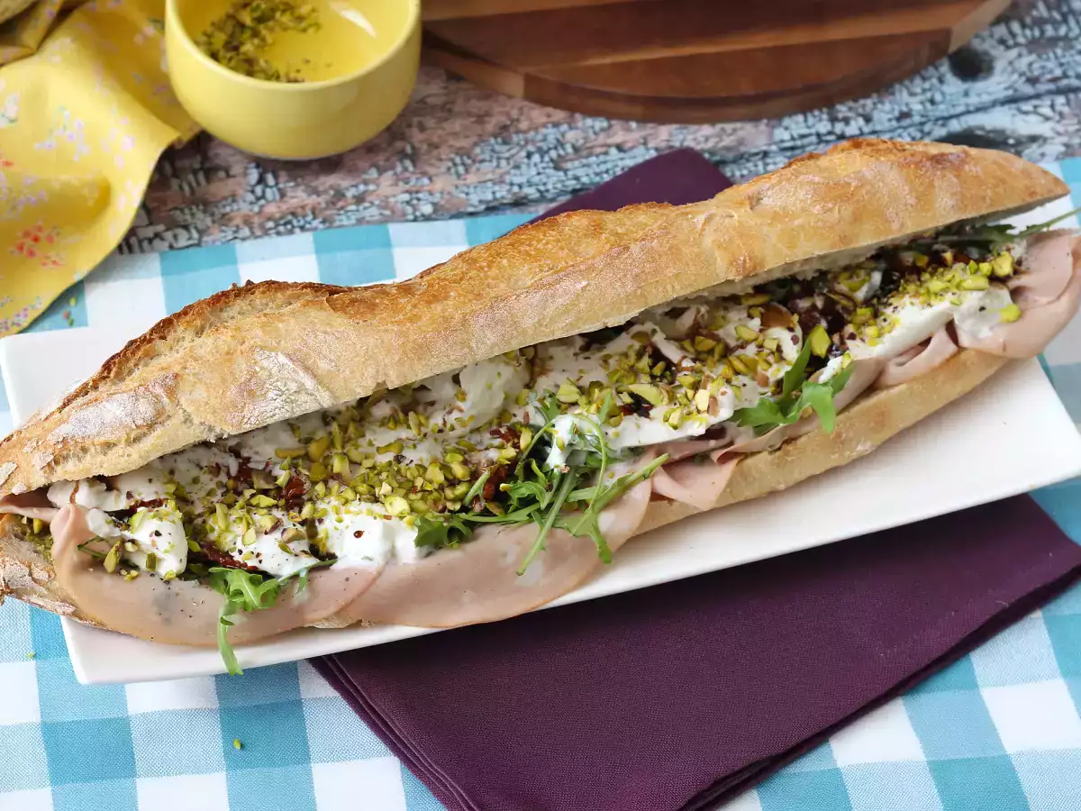 Sanduíche italiano gourmet com mortadela e burrata cremosa - foto 6