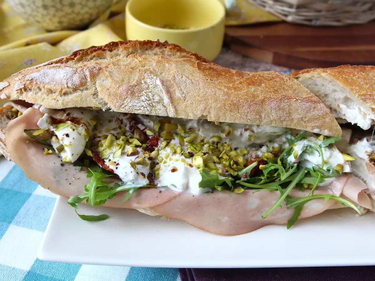 Sanduíche italiano gourmet com mortadela e burrata cremosa - foto 7
