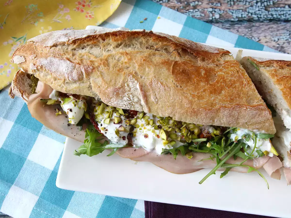 Sanduíche italiano gourmet com mortadela e burrata cremosa - foto 8