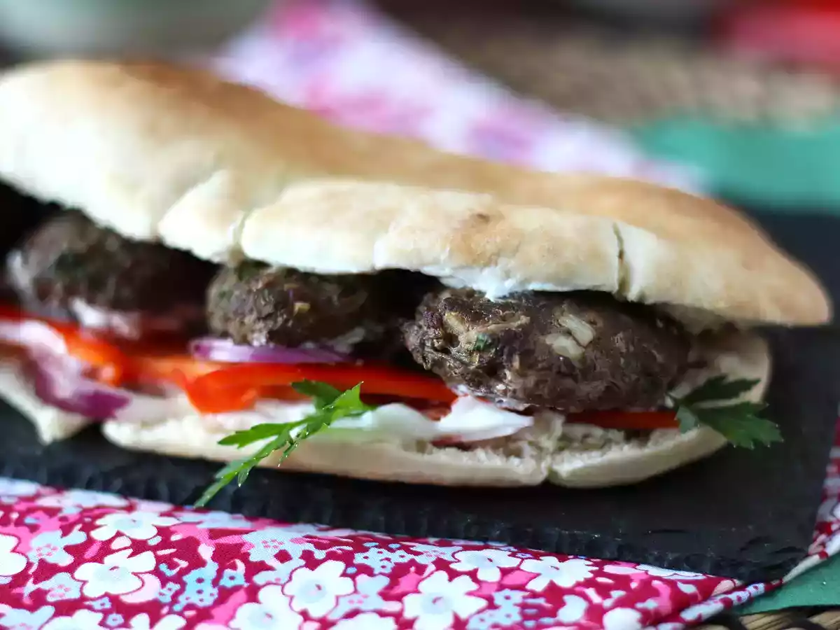Sanduíche turco com kafta (almôndegas de carne), pão pita e molho de iogurte - foto 2
