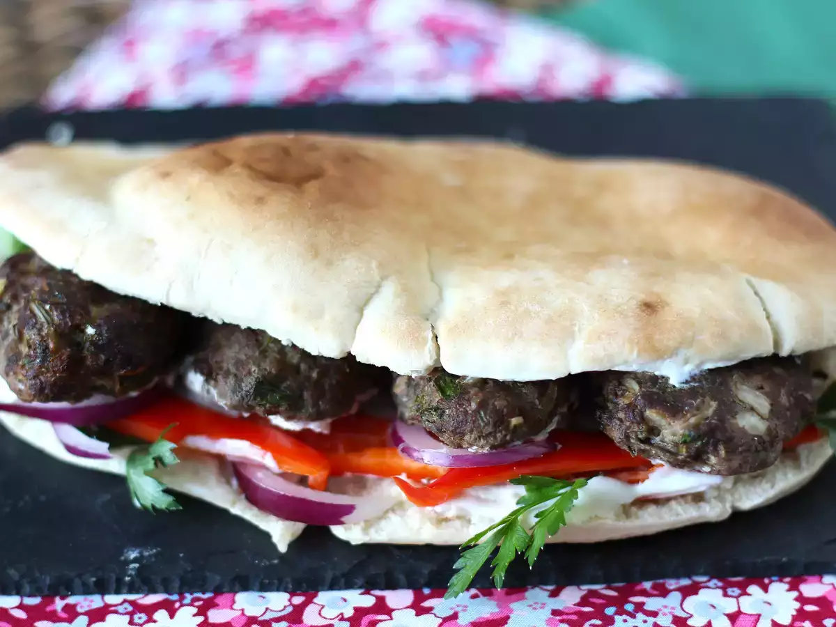 Sanduíche turco com kafta (almôndegas de carne), pão pita e molho de iogurte - foto 3