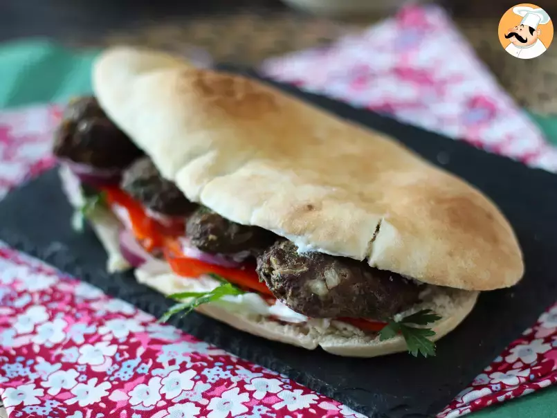 Sanduíche turco com kafta (almôndegas de carne), pão pita e molho de iogurte, foto 4