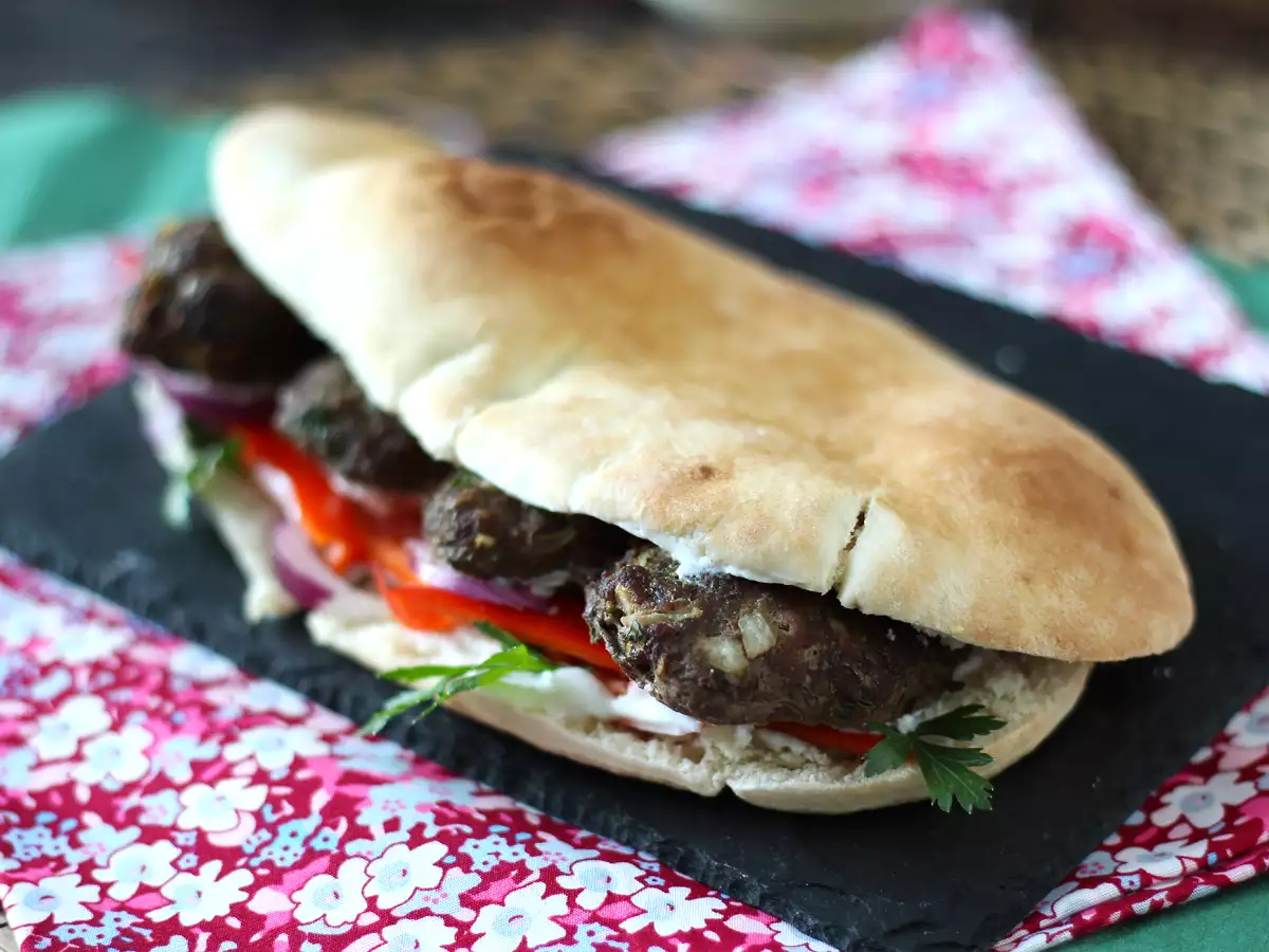 Sanduíche turco com kafta (almôndegas de carne), pão pita e molho de iogurte - foto 4