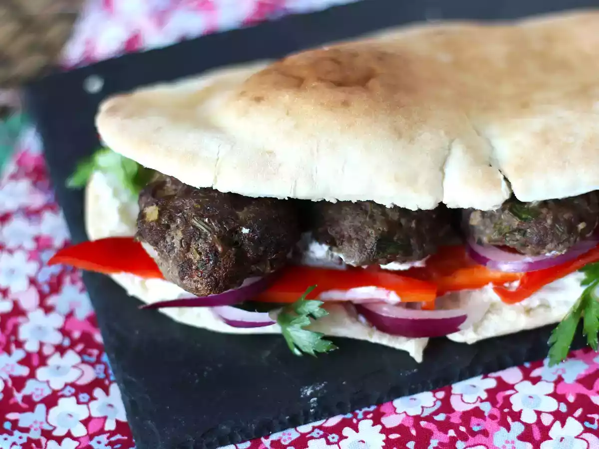 Sanduíche turco com kafta (almôndegas de carne), pão pita e molho de iogurte - foto 5