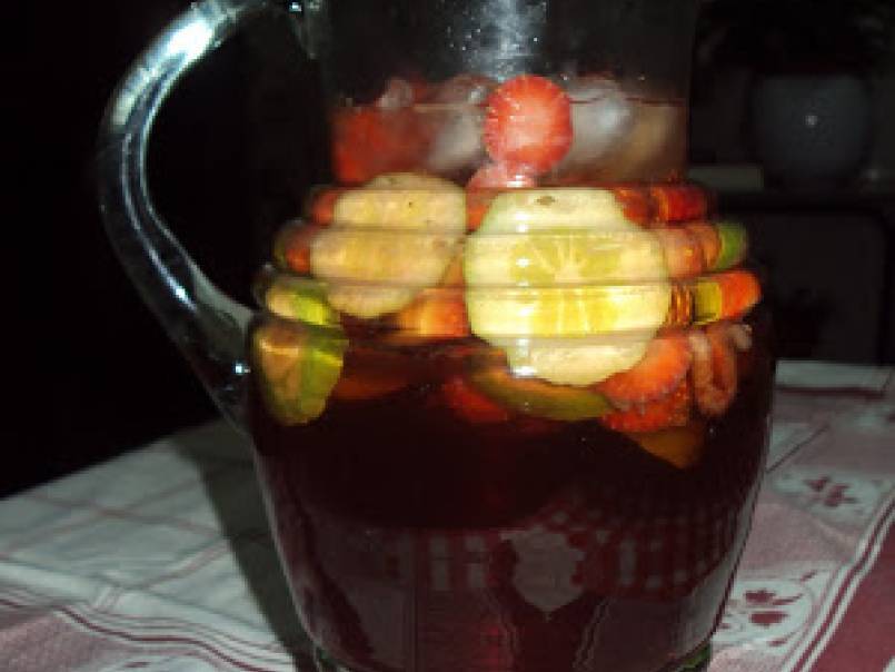 Sangria de Rosé com Morangos e Lima