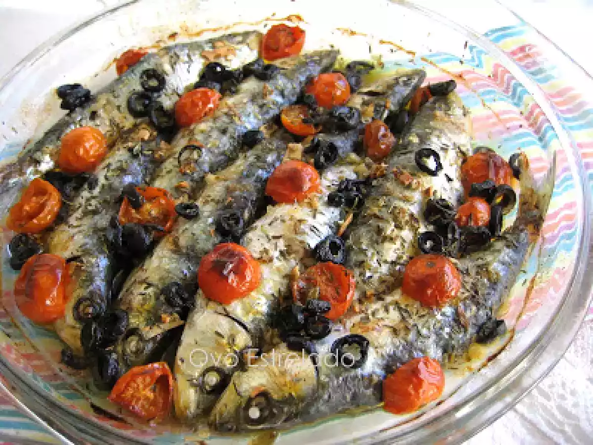 Sardinhas assadas com tomate cereja e azeitonas