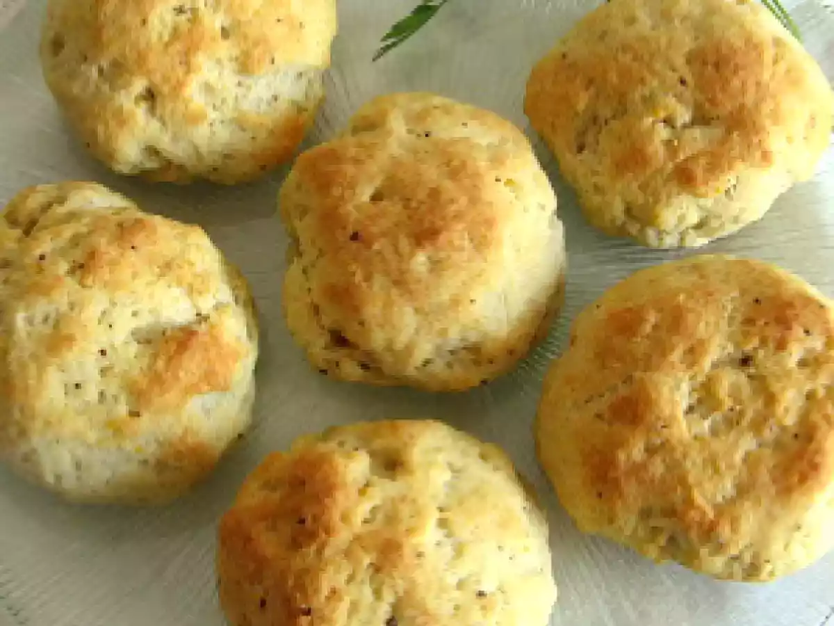 Scones de queijo com mostarda