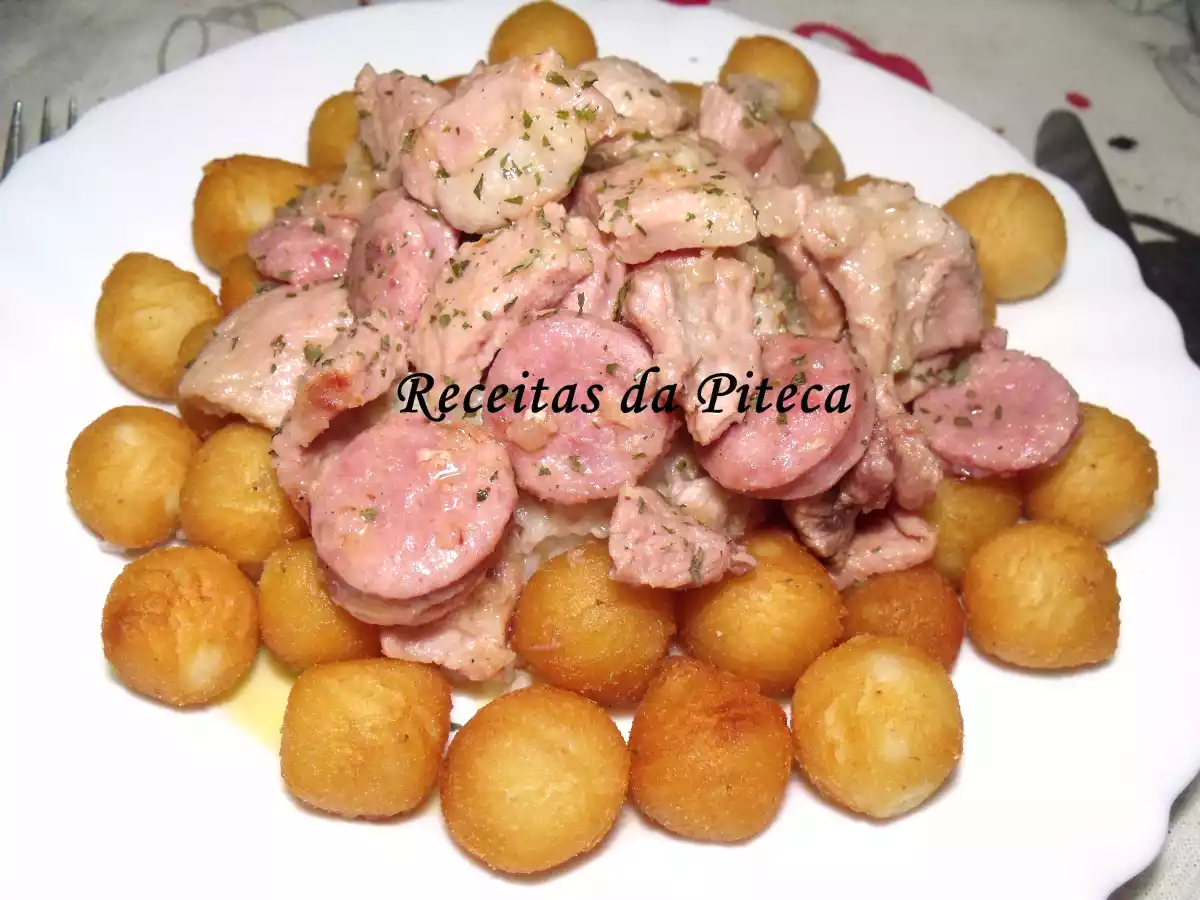 Secretos com salsichas frescas e mostarda