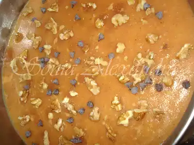 Semifrio de doce de leite com cobertura de marmelada, nozes e pepitas de chocolate...