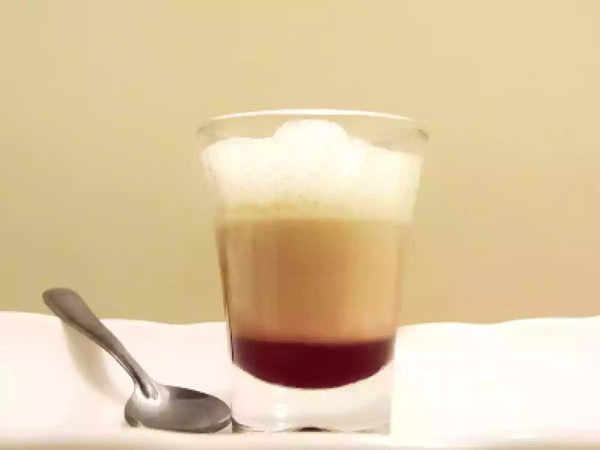 Shot de foie gras com redução de frutas vermelhas e espuma de parmesão.