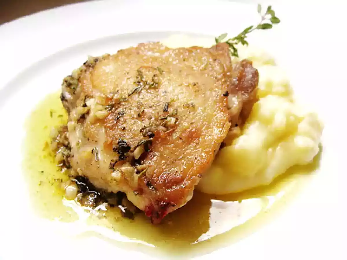 Sobrecoxa de frango ao meunière ?gambiarra? com purê de batata