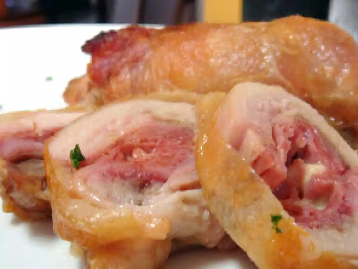 Sobrecoxa de frango recheada com mostarda, presunto e queijo