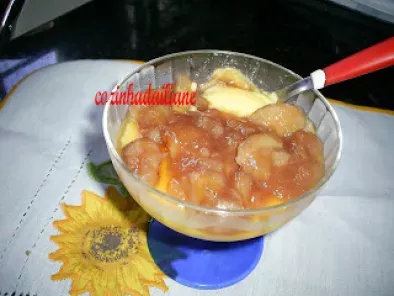 Sobremesa da preguiça:flan de baunilha com molho de bananas ao vinho