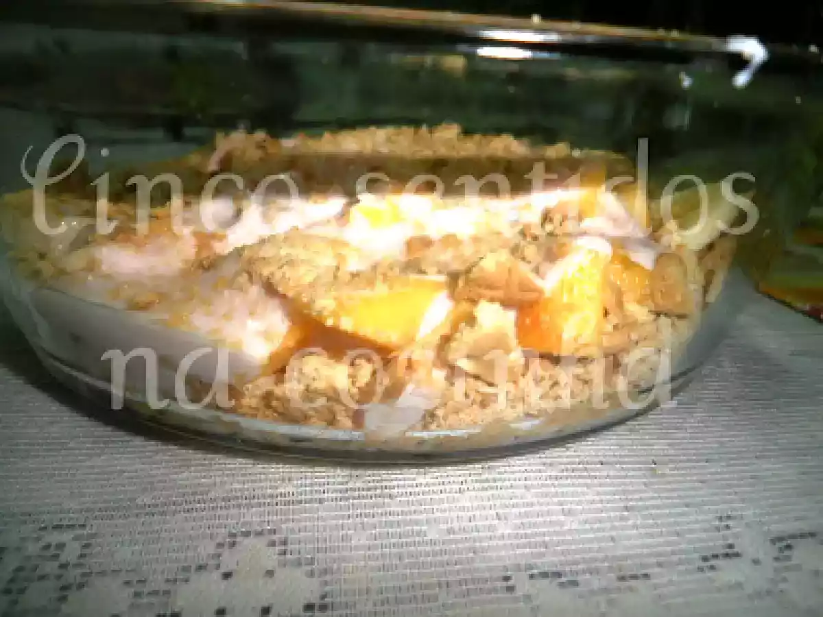 Sobremesa de iogurte, fruta e bolacha