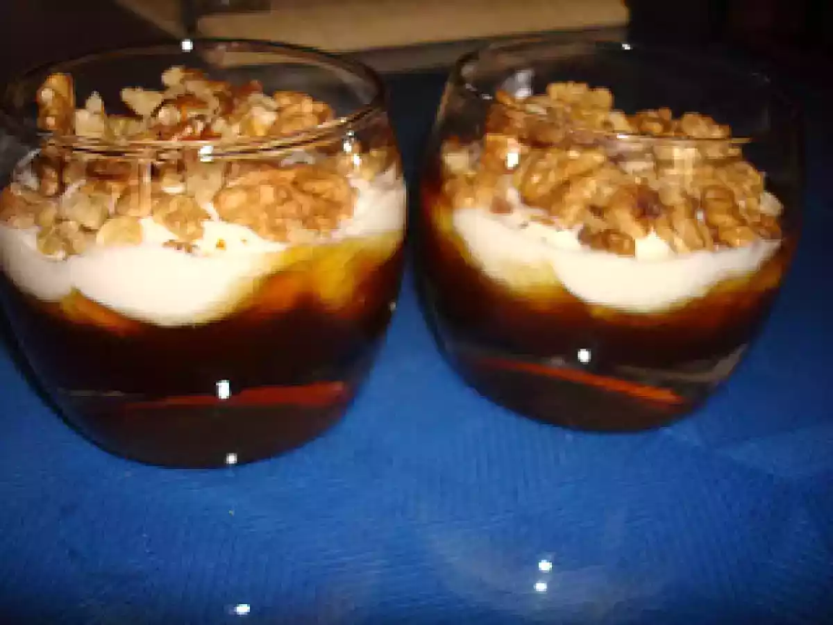 Sobremesa de iogurte grego com mel e nozes (ju)