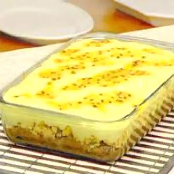 Sobremesa de maracujá com biscoitos