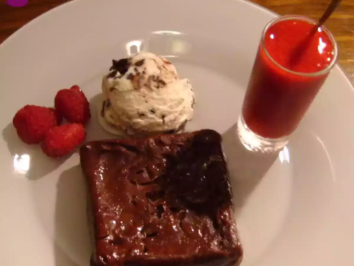Sobremesa de microondas ? bolo de chocolate com molho de frutos vermelhos