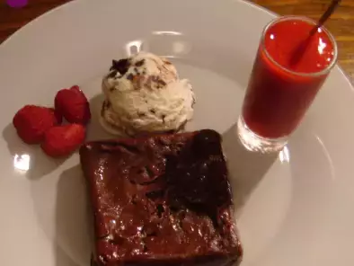 Sobremesa de microondas ? bolo de chocolate com molho de frutos vermelhos