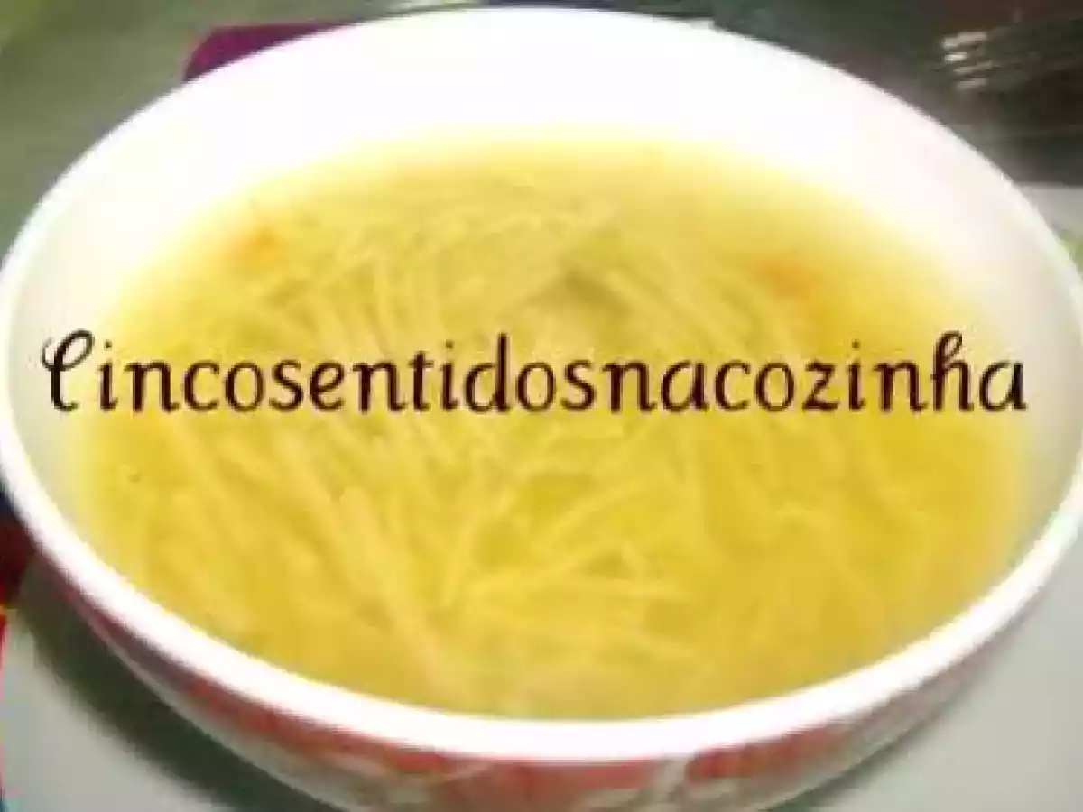 Sopa aromática com massa