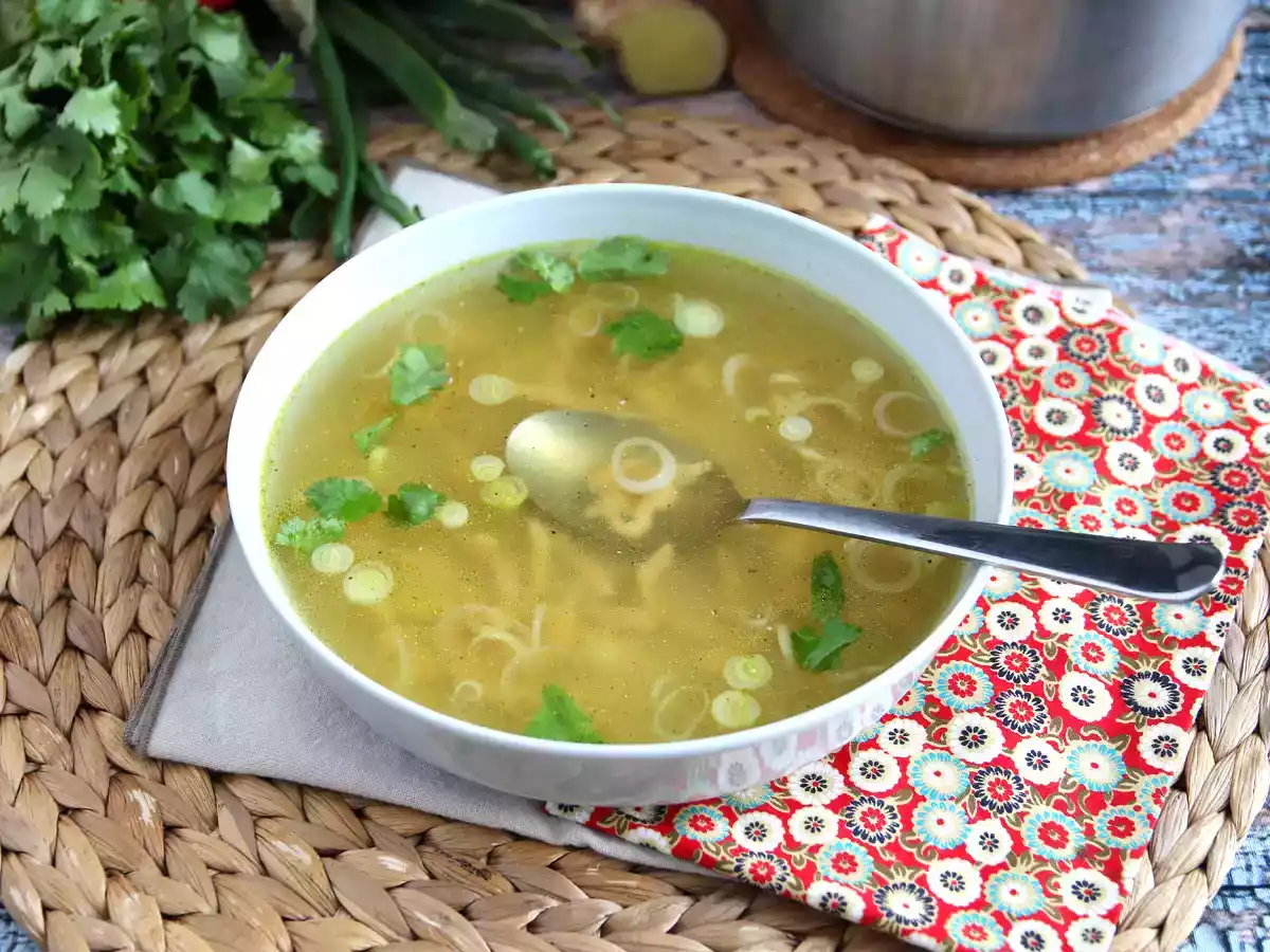 Sopa asiática com frango