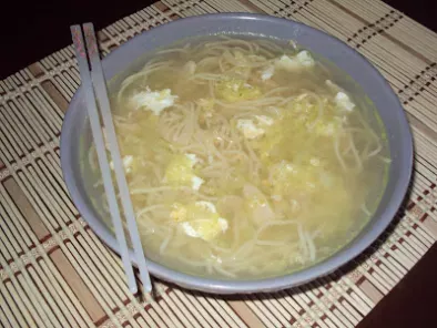Sopa Chinesa de Noodles, Couve, Peru e Ovo