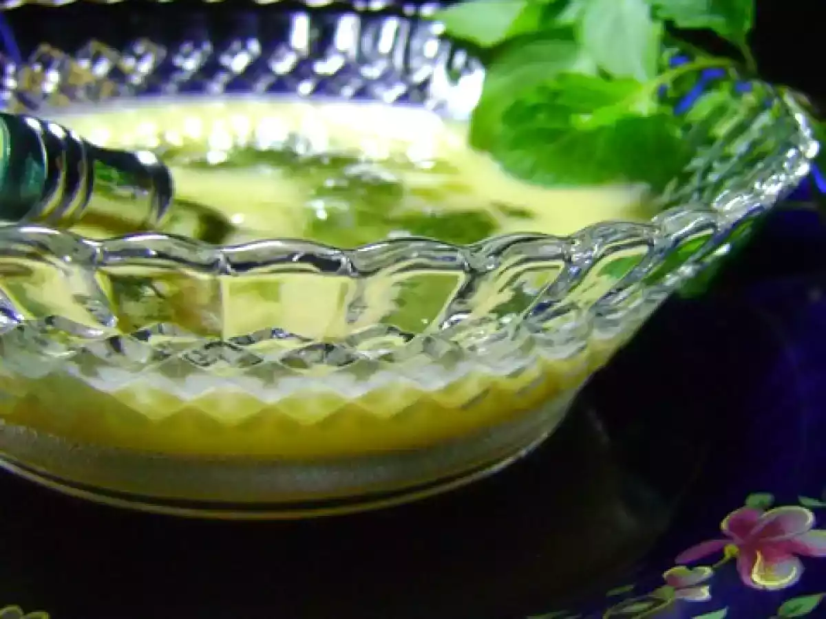 SOPA CREME DE BATATA COM PESTO DE HORTELÃ E MANJERICÃO