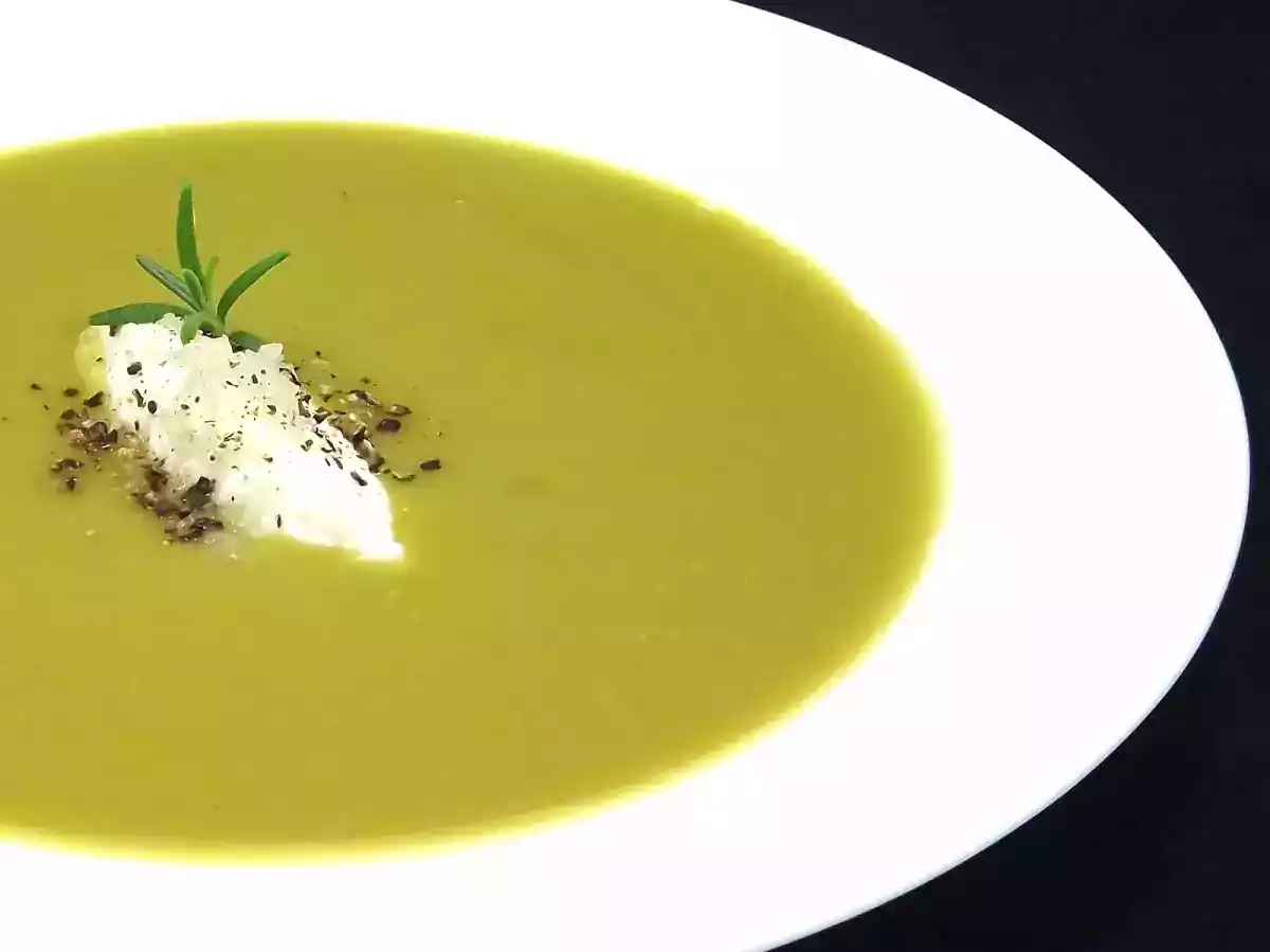 Sopa creme de ervilha partida com ricota defumada.