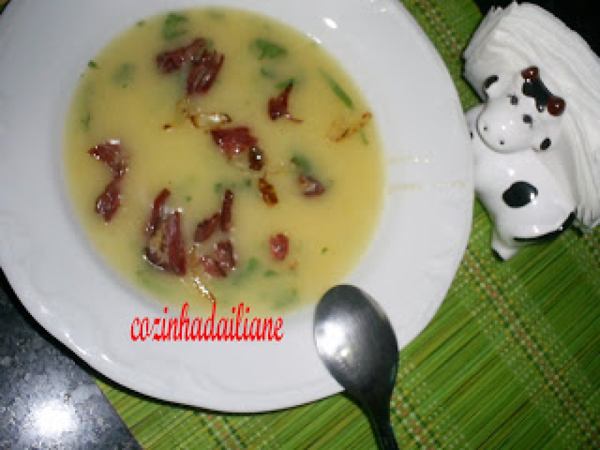 Sopa creme de mandioca com carne seca desfiada