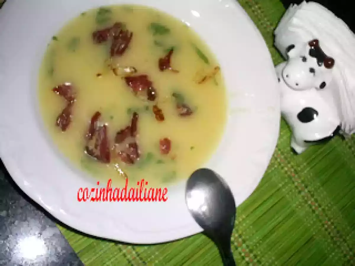 Sopa creme de mandioca com carne seca desfiada