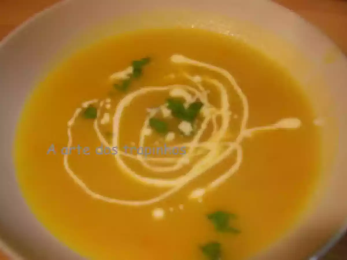 SOPA DE ABÓBORA COM COENTROS E NATAS