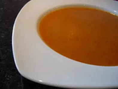 Sopa de abóbora com feijão encarnado