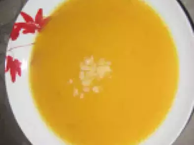 Sopa de abóbora e batata doce com feijão branco e tomilho limão