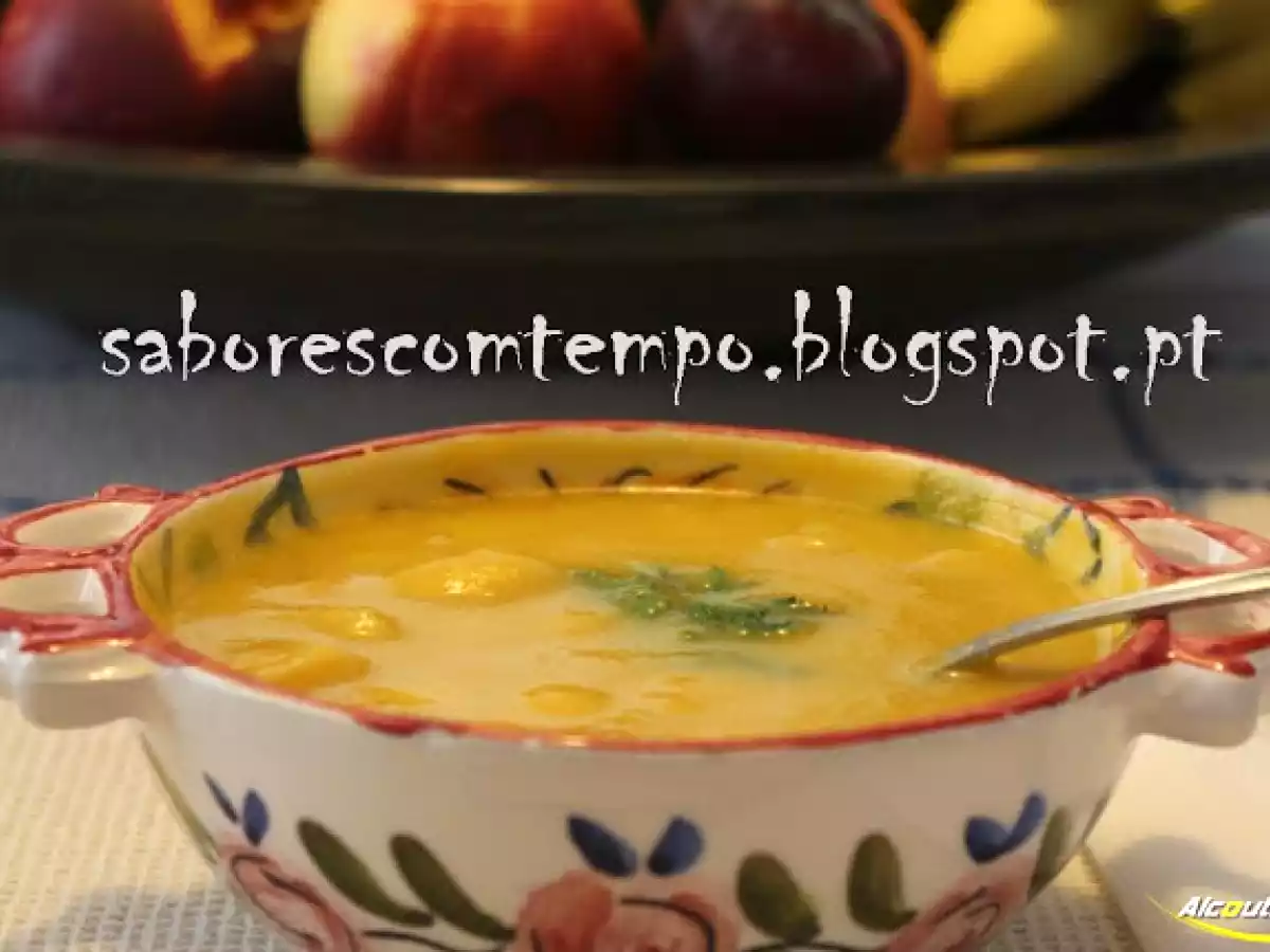 Sopa de abóbora manteiga com chicharos e hortelã