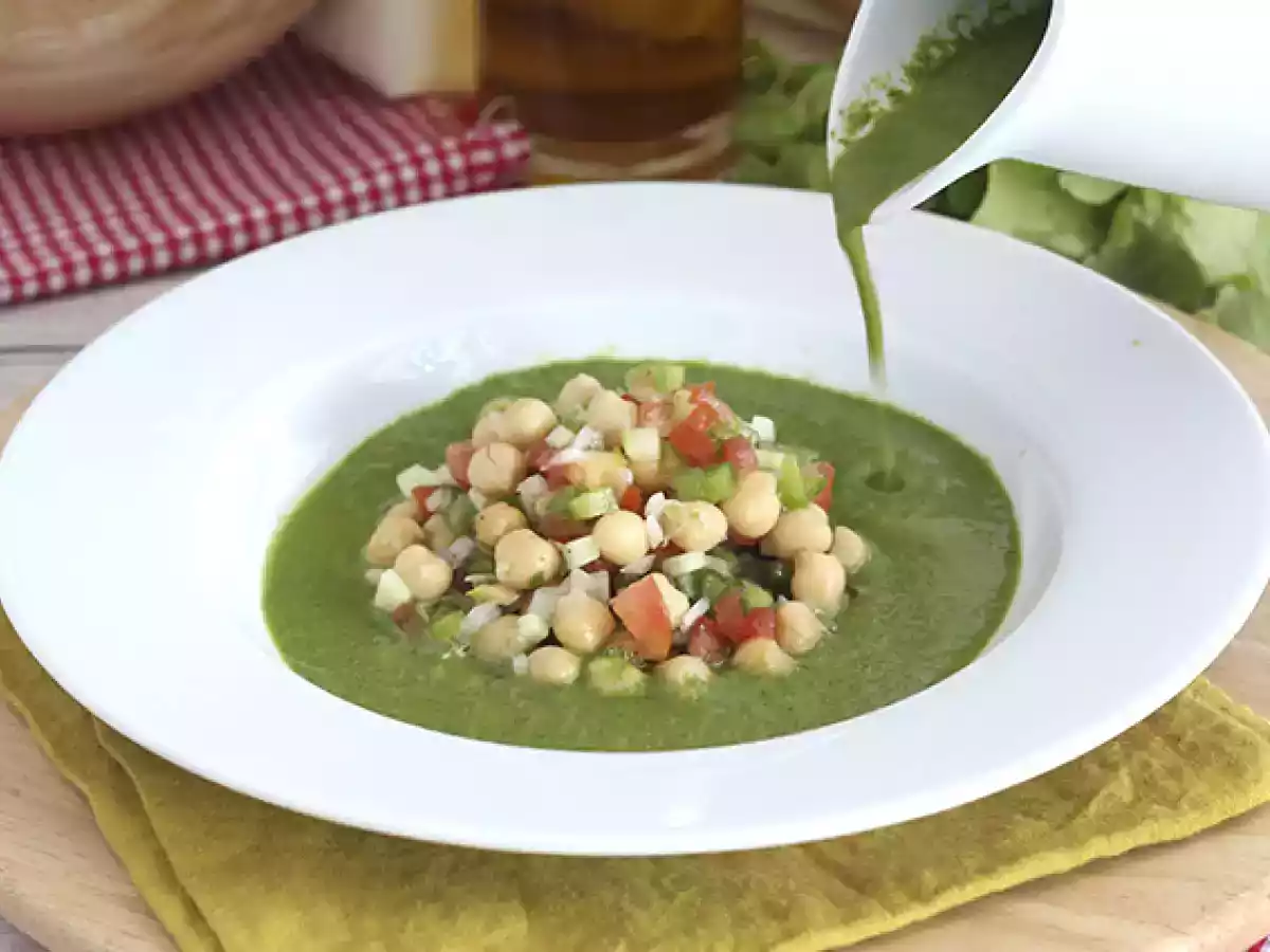 Sopa de alface com salada de grão de bico