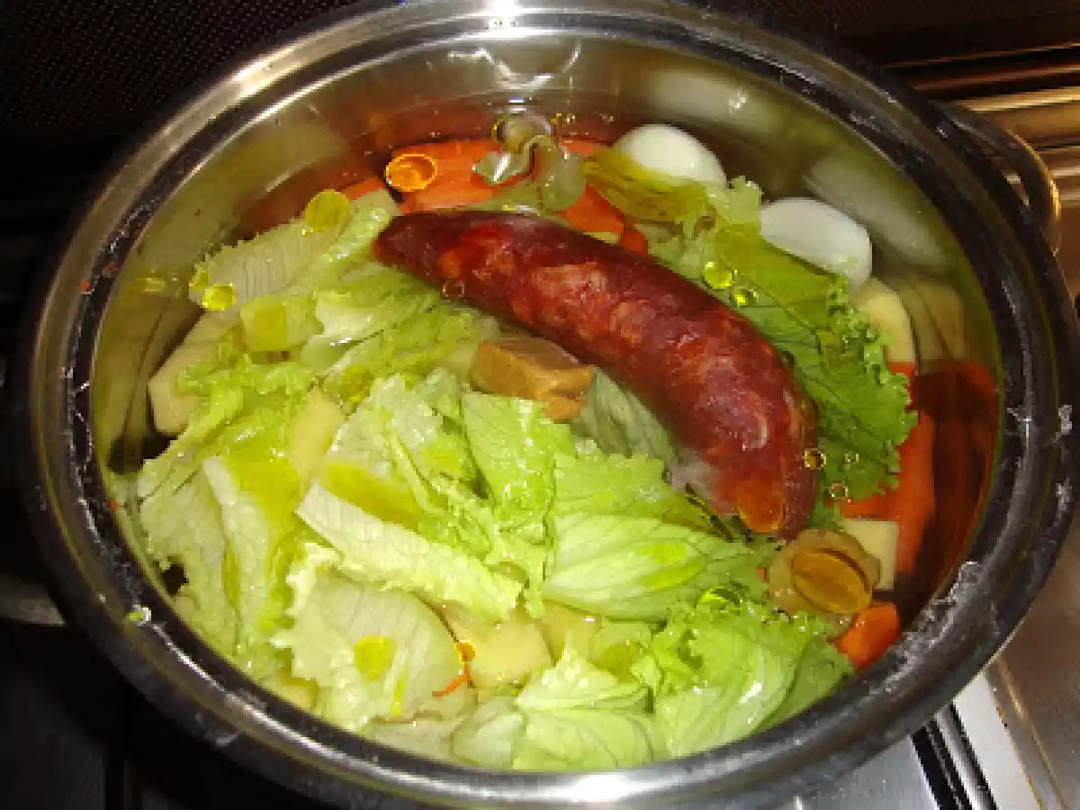 Sopa de alface e feijão verde