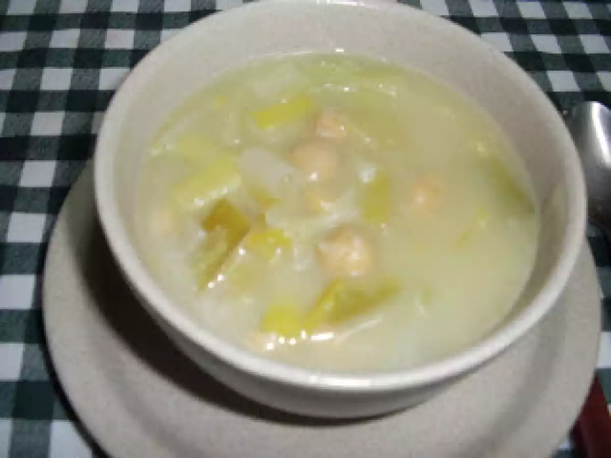 Sopa de Alho Francês com Grão de Bico