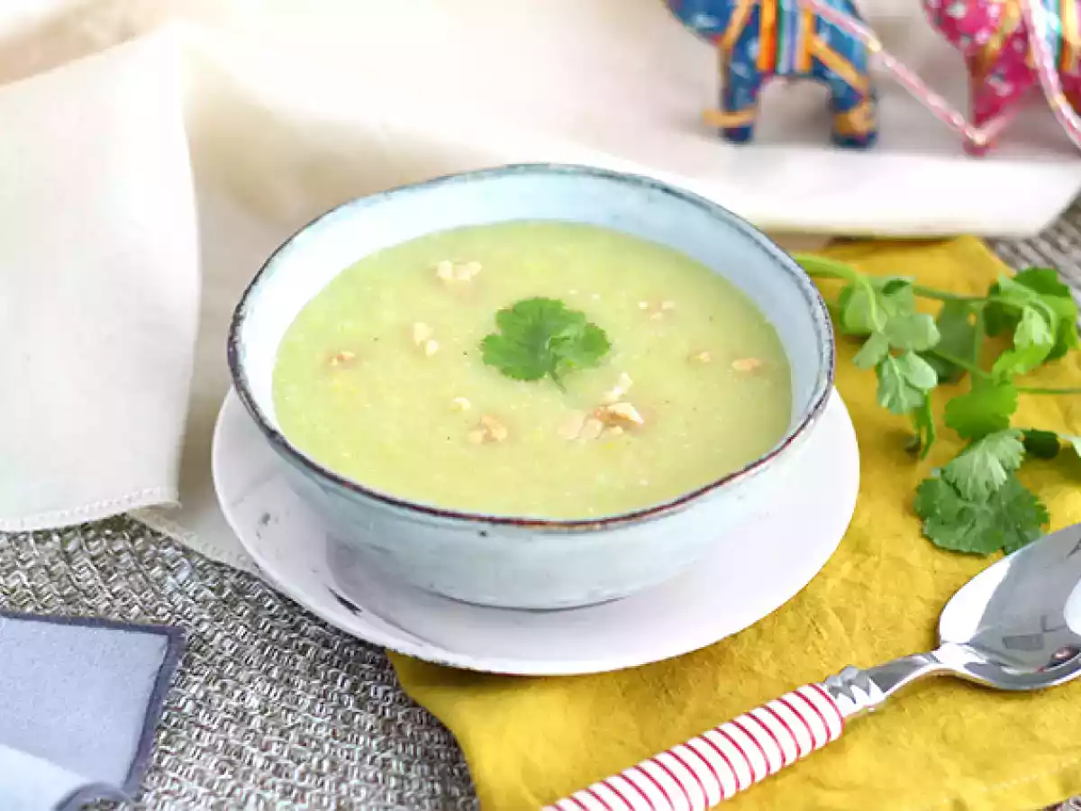 Sopa de alho poró francês, leite de coco e caril (curry)
