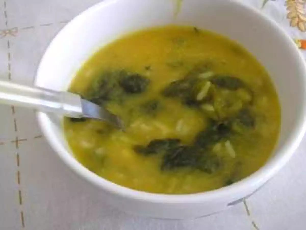 Sopa de arroz e espinafres