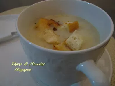 Sopa de aspargos com croutons caseiros