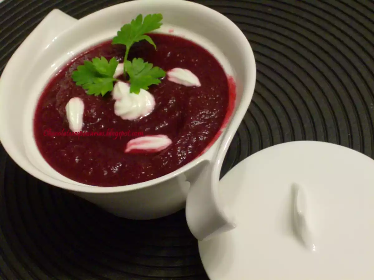 SOPA DE BETERRABA COM IOGURTE GREGO